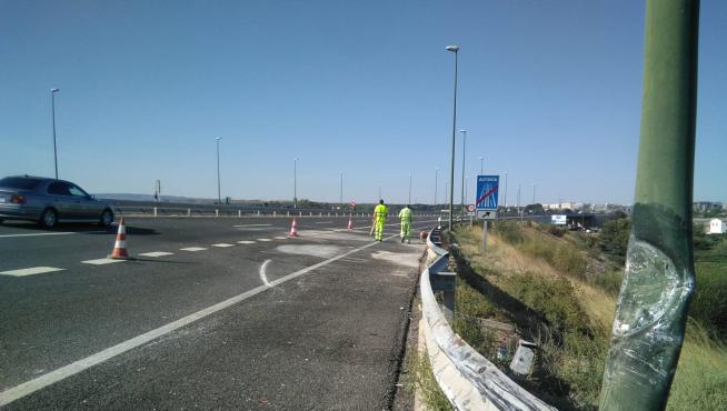 El choque con el vehículo todoterreno ha dejado abollada la farola de la Z-40