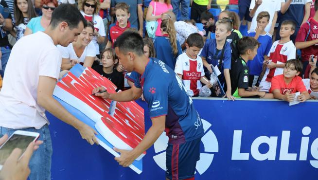 Shinji Okazaki firma uno de los carteles que le han dado la bienvenida en El Alcoraz.