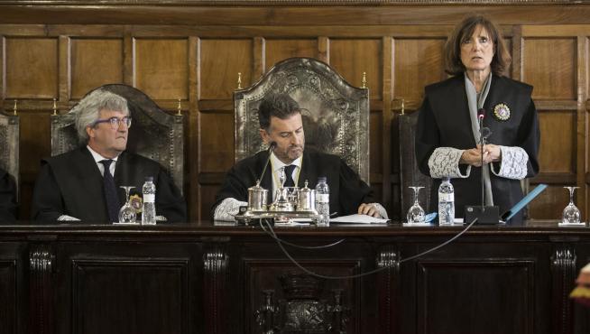 La magistrada María José Hernández, durante su toma de posesión presidida por Manuel Bellido (a su derecha), y en presencia del magistrado Juan Carlos Zapata.