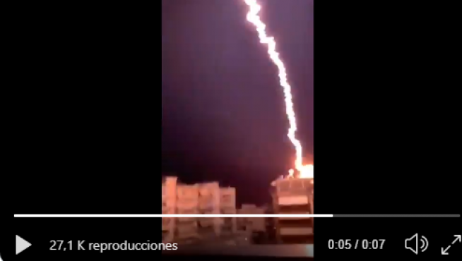 Rayo cayendo sobre un balcón