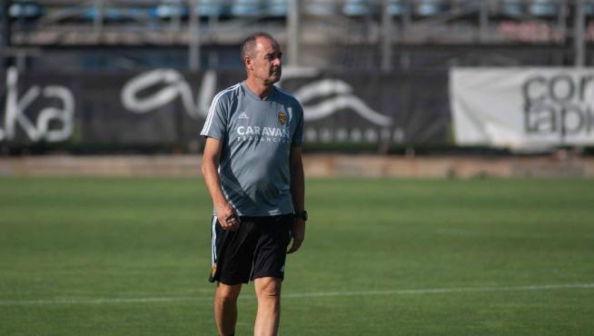 Víctor Fernández observa en la distancia el entrenamiento de sus jugadores.