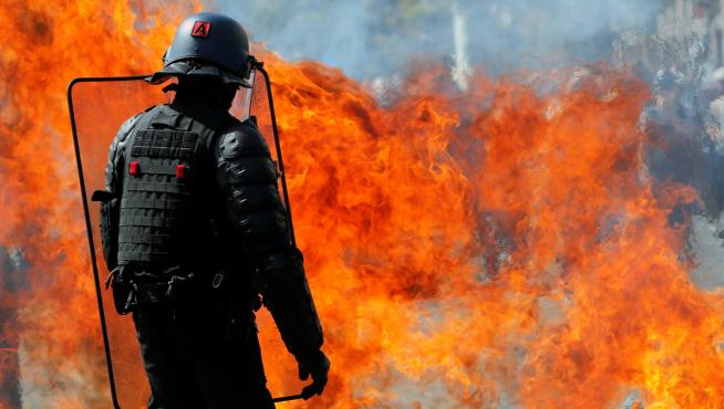 A molotov cocktail explodes in front of a French gendarme during a demonstration on Act 44 (the 44th consecutive national protest on Saturday) of the yellow vests movement in Nantes, France, September 14, 2019. REUTERS/Stephane Mahe [[[REUTERS VOCENTO]]] FRANCE-PROTESTS/YELLOW