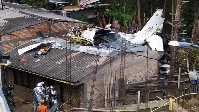 Restos de la aeronave sobre el tejado de varias viviendas