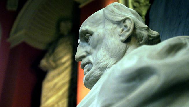 Detalle de la estatua de Cajal que preside el Edificio Paraninfo de Zaragoza