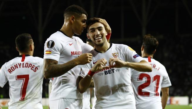 Munir El Haddadi celebra su segundo gol con sus compañeros del Sevilla.