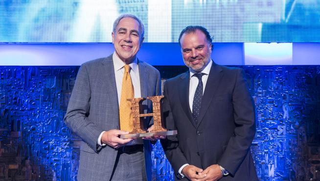 Michael Golden, con el Premio Antonio Mompeón, y Fernando de Yarza López-Madrazo.