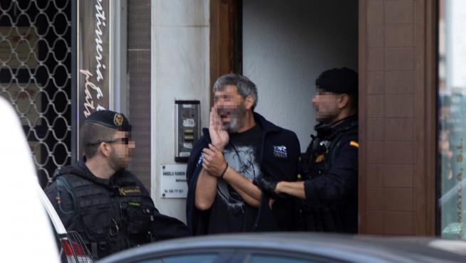 Uno de los detenidos, escoltado por la Guardia Civil