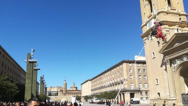 El 'herido' llega a la plaza del Pilar tras su recorrido de 400 metros desde Macanaz.