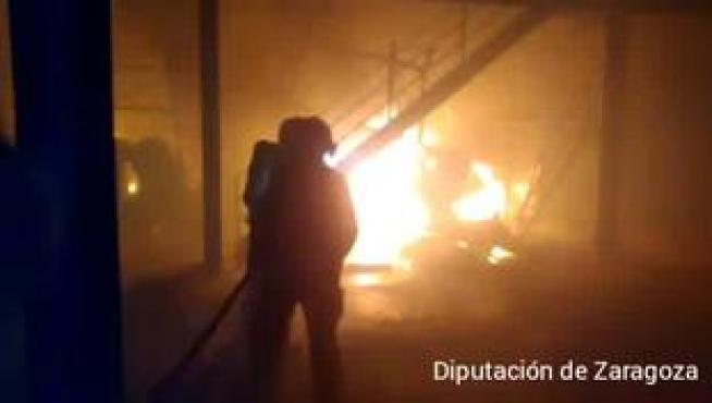 El fuego quedó controlado pasada la media noche tras arrasar gran parte de las instalaciones, incluida la cubierta.