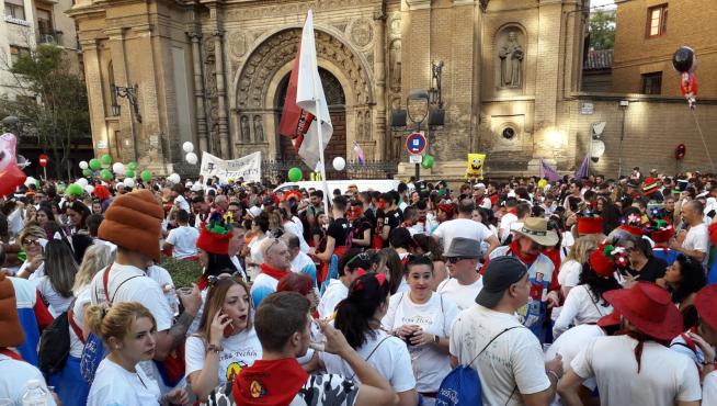 Imágenes del desfile del pregón de Interpeñas de las Fiestas del Pilar 2019 en Zaragoza