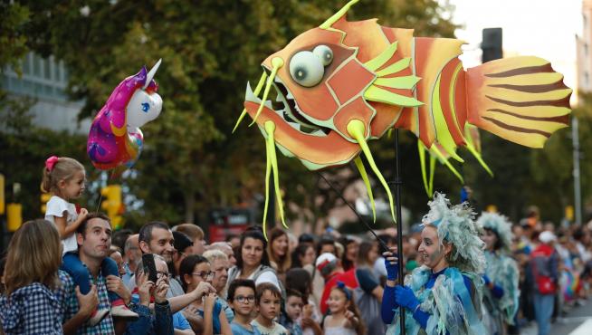 Imágenes del pasacalles del pregón de las Fiestas del Pilar 2019 en Zaragoza.