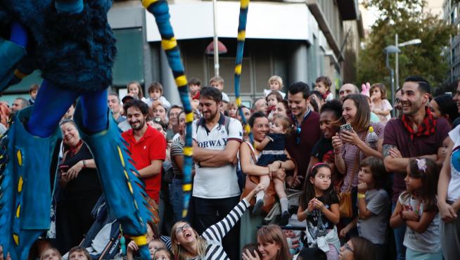 Imágenes del pasacalles del pregón de las Fiestas del Pilar 2019 en Zaragoza.