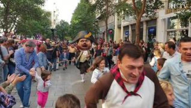 La plaza del Pilar, la calle de Don Jaime I o el Coso ha sido parte del itinerario que han recorrido los gigantes y cabezudos este domingo. Toda la comparsa se ha tenido que abrir paso entre los cientos de familias que han acudido a cantarles sus canciones o para incordiarlos.