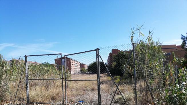 Vista del solar del Actur, junto al colegio José Antonio Labordeta, que os vecinos quieren convertir en 'skate park'