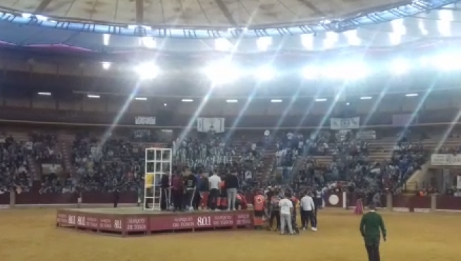 Un joven ha caído desde lo alto de la escalera del centro de la plaza.
