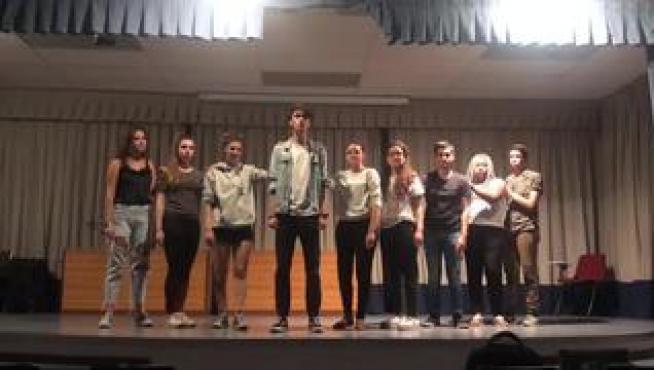 Los jóvenes conforman el equipo teatral Locura Permanente, dirigido por Rubén Gracia