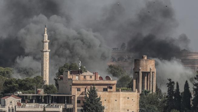 Imagen de varias columnas de humo tras los bombardeos turcos sobre territorio sirio, este jueves en Sanliurfa (Turquía).