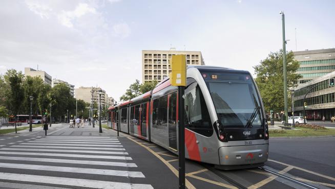 Un Urbos 3 atraviesa la plaza de Paraíso.