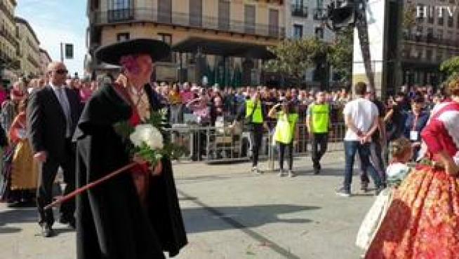 La corporación municipal salía este sábado a las 11.30 del Ayuntamiento de Zaragoza para participar en la Ofrenda de Flores de la Virgen del Pilar. El alcalde, Jorge Azcón, lucía un traje del siglo XVIII, "una joya de la indumentaria aragonesa", ha definido Azcón.