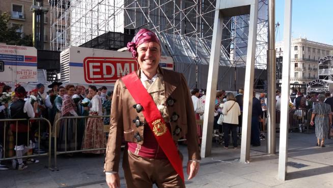Jorge Azcón, alcalde de Zaragoza, participa en la Ofrenda de Flores.