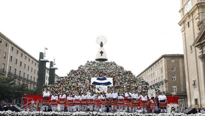 Los danzantes de Ambel, parados en el escenario de la plaza del Pilar durante los cinco minutos de condena.