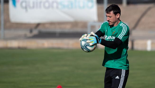 Cristian Álvarez ataja un balón durante un entrenamiento del equipo en la Ciudad Deportiva.