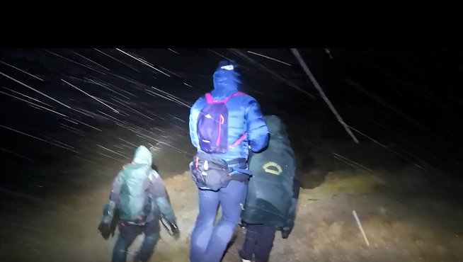 Los especialistas llegaron a las 22.30 hasta el lugar donde estaban los montañeros.
