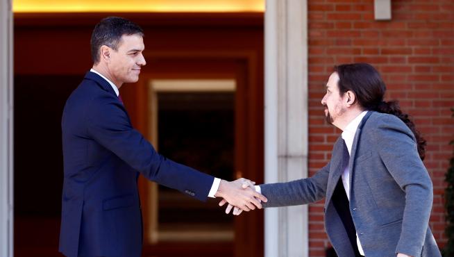 El presidente del Gobierno en funciones, Pedro Sánchez (i), recibe al líder de Unidas Podemos, Pablo Iglesias (d), este miércoles en el Palacio de la Moncloa