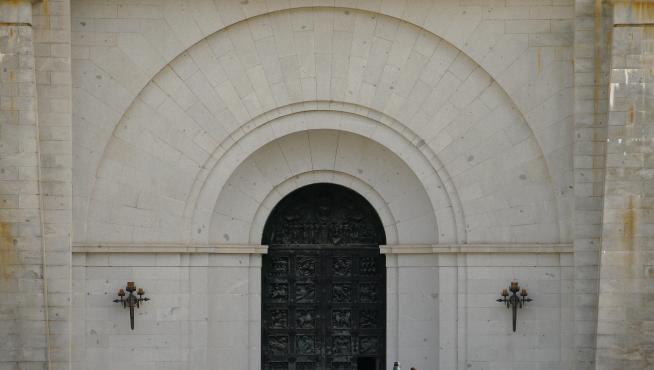 La Guardia Civil custodia la entrada al mausoleo del Valle de los Caídos.