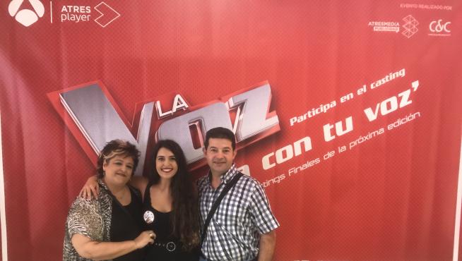 Silvia Peralta junto a sus padres, en GranCasa.