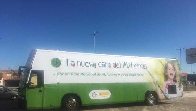 Un autobús recorre Zaragoza para cambiar los estereotipos sobre el alzhéimer.