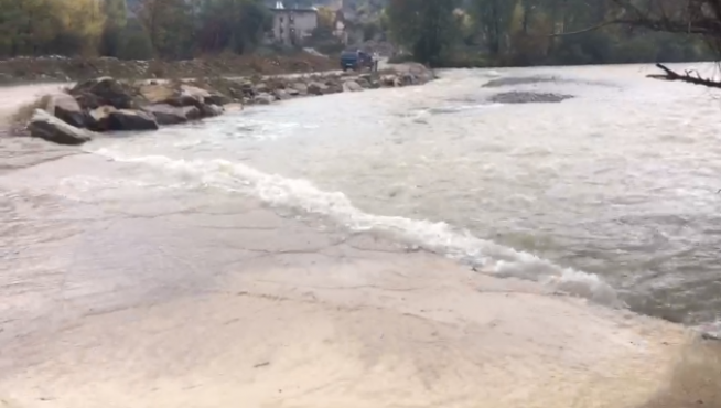 La crecida del río Ara ha cubierto el paso sobre el río de acceso a Jánovas.