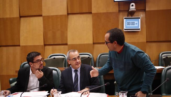 Cubero llama racista y homófobo a Julio Calvo en la comisión de Hacienda y María Navarro le llama tres veces la atención.