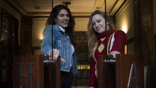 Las actrices Patricia Galván y Bianca Kovacs, ayer, en el hall de HERALDO