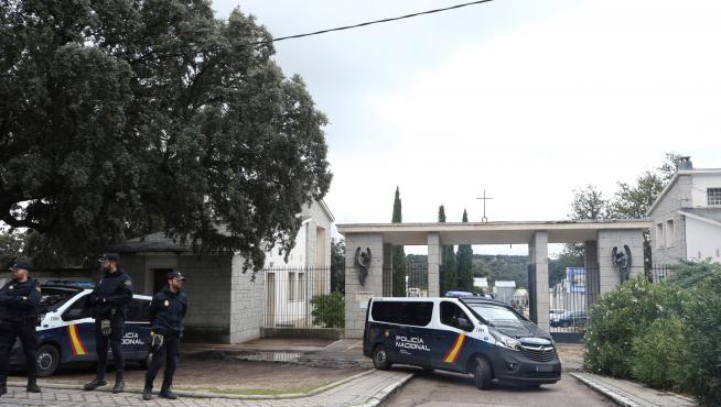 Agentes de la Policía Nacional custodian el cementerio de Mingorrubio-El Pardo.