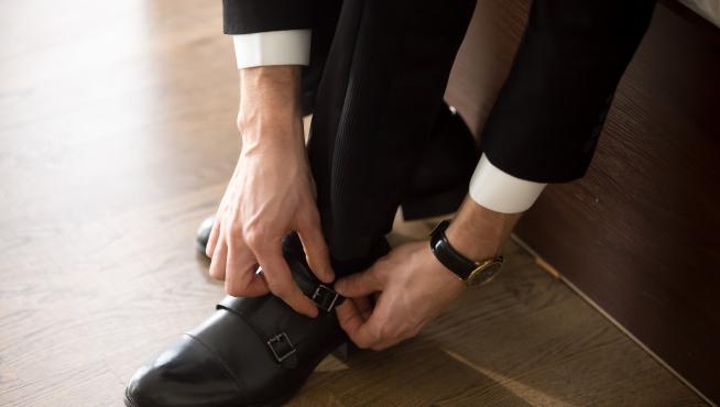 El calzado puede ser de cordones o con hebilla.