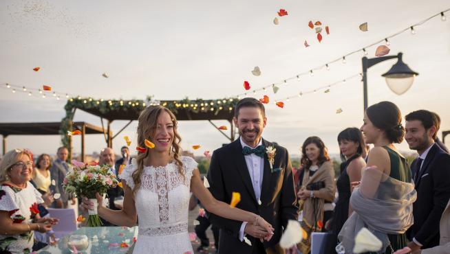 Los novios disfrutan del banquete en el restaurante Aquarium.