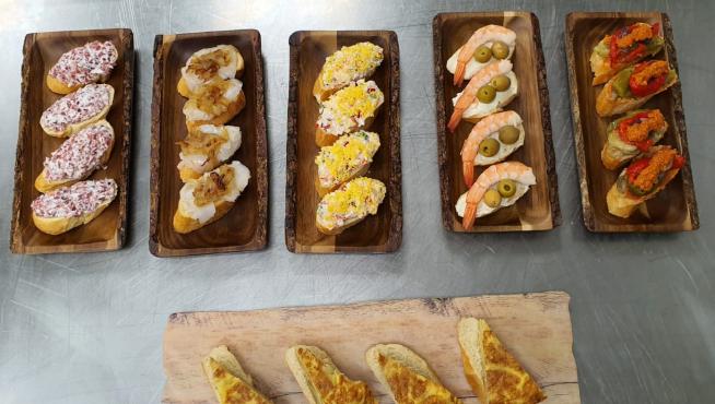 Presentación de unas tapas servidas durante el cóctel de boda.