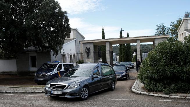 El cortejo fúnebre abandona Mingorrubio hacia el lugar donde está previsto que aterrice el helicóptero.