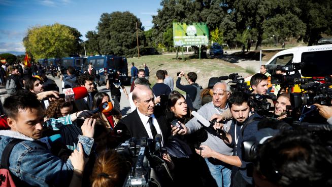 Francis Franco (d) atiende a los medios tras asistir a la exhumación.
