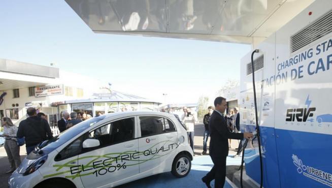 Las electrolineras ofrecen puntos de recarga de coches eléctricos.