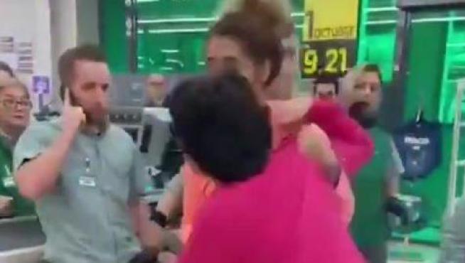 La hija mayor intenta calmar a la madre pero no lo consigue.
