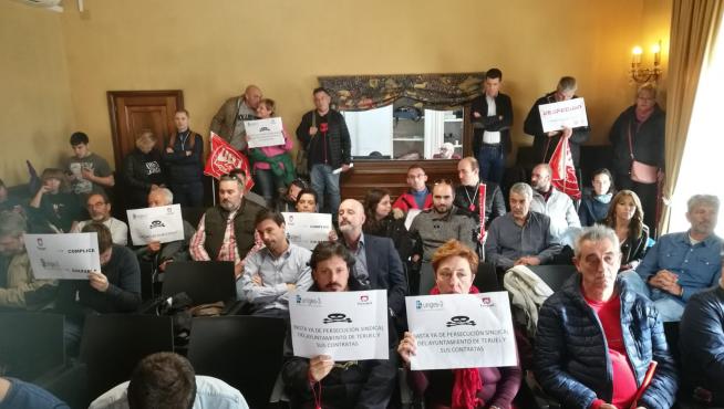 Protesta laboral durante el pleno del Ayuntamiento de Teruel.