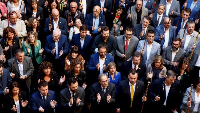 Torra junto a los alcaldes de municipios que han aprobado mociones de apoyo a los "presos políticos y exiliados" y de rechazo a la sentencia del 'procés'.