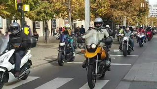 Cientos de moteros se han concentrado este domingo en el entorno del pabellón Príncipe Felipe de Zaragoza para marchar juntos por el centro de la capital reclamando más seguridad para el colectivo en las carreteras. Con esta manifestación, Aragón se suma a la gran movilización convocada a nivel nacional, con marchas reivindicativas en las principales ciudades españolas.