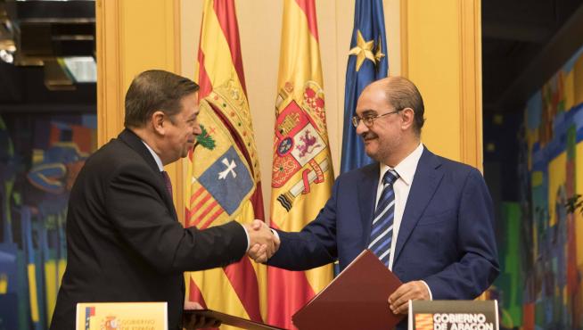 El ministro de Agricultura, Luis Planas, y el presidente aragonés, Javier Lambán, tras la firma del protocolo de intenciones del Fite, este lunes, en la DGA.
