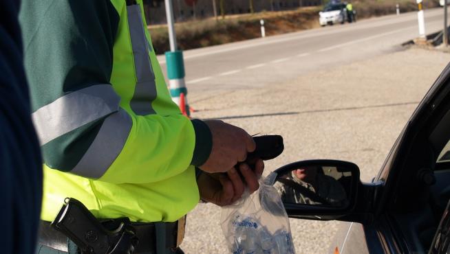 Foto de archivo de una prueba de alcoholemia realizada por la Guardia Civil