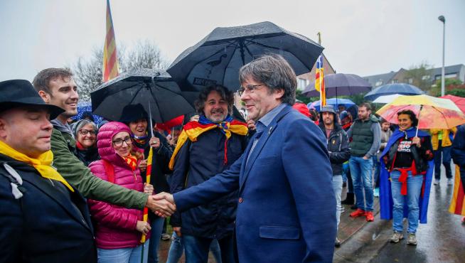 Puigdemont, en un acto de protesta el pasado domingo ante su residencia en Waterloo.
