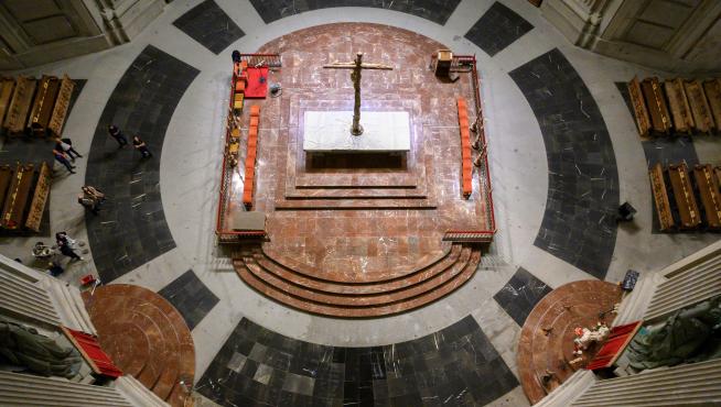 Fotografía facilitada por Moncloa del interior de la basílica del Valle de los Caídos tras las obras realizadas para reponer el solada que ocupaba la tumba de Francisco Franco.