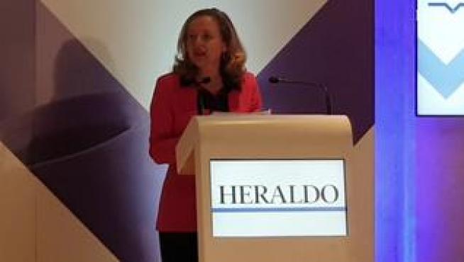 La ministra de Economía, Nadia Calviño, ha tenido un incómodo lapsus durante su discurso, este miércoles, durante un nuevo desayuno de HERALDO, que ha tenido lugar en el Hotel Palafox de Zaragoza. Tras agradecer al presidente Lambán su presentación, Calviño ha querido dar las gracias por su asistencia a Pilar Alegría y la ha llamado, por error, alcaldesa.